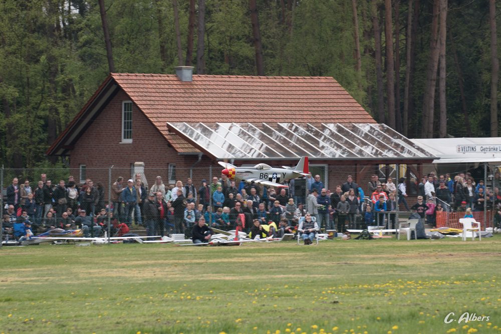 Vereinsheim am Mühlenberg mit Zuschauern beim Modellflugtag